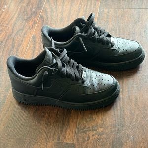 Black Nike Air Force 1. Good condition. 8M